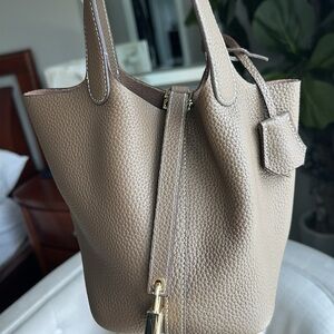 Elegant Tan Leather Tote Bag